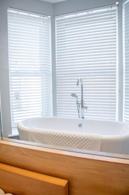 Edge14- Spacious, Stylish And Near The Beach! New Quay Exteriör bild